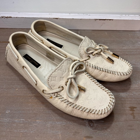 Auth Louis Vuitton Cream Monogram Embossed Leather Gloria Loafers Size 35 US 4.5 - Picture 3 of 12